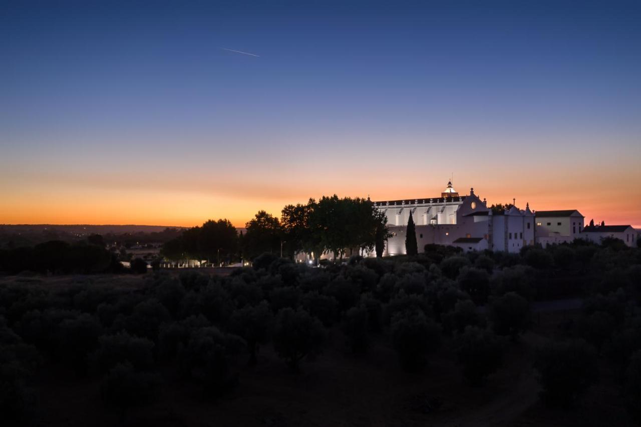 Convento Do Espinheiro, Historic Hotel & Spa Έβορα Εξωτερικό φωτογραφία The monastery at night